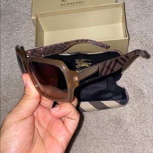 Burberry woman’s sunglasses